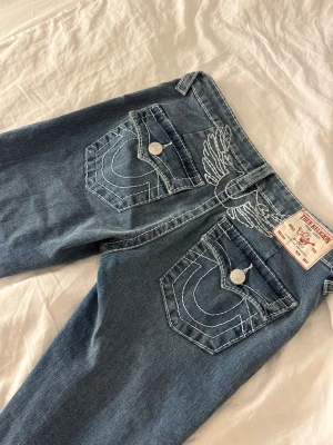 True religion jeans 💞 - Storlek 26. Säljer för att de längre inte är i min storlek. Jättebra skick!☺️Nypris 1 599kr mitt pris 1299kr