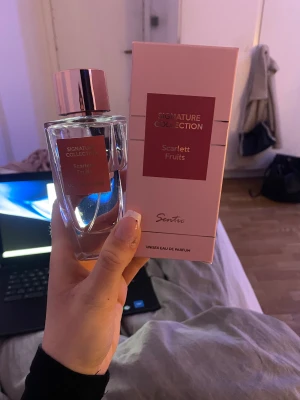 Parfym  - Säljer en parfym, den luktar super mycket höst/vinter, typ kanel/äppel paj, liknar essnce drunk Apple pie, säljer den för 60kr + frakt!