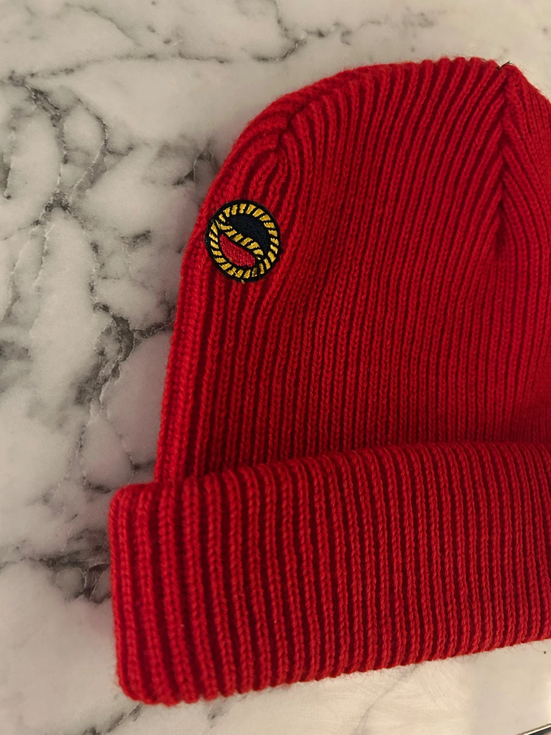 Röd ribbad mössa med broderad patch vintage  - 1