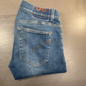 Dondup Ritchie - Tjena! Säljer dessa riktigt stilrena Dondup jeans i perfekt skick. Modellen heter Ritchie och har en slim passform. Riktigt go färg som passar perfekt nu till våren!🤝 Känn dig fri att skriva vid frågor eller funderingar!😁