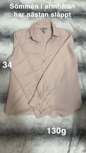 Beige blus från H&M, strl 34 - Snygg beige blus från H&M i storlek 34. Blusen har klassisk krage, lång ärm med knappar vid manschetten och en stilren, enkel design. Materialet känns mjukt och lätt, perfekt för dig som gillar minimalistisk stil. 🌸 Söm har börjat gå upp i armhålan. Storlek 34. 