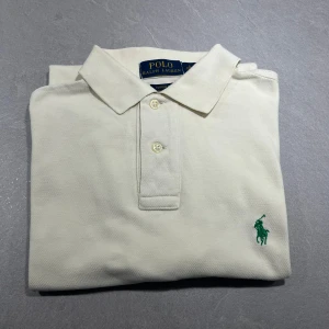 Polo Ralph Lauren Piké - Polo Ralph Lauren Piké, Vit/ Creméfärgad. Mycket bra skick. Herrstorlek, S 