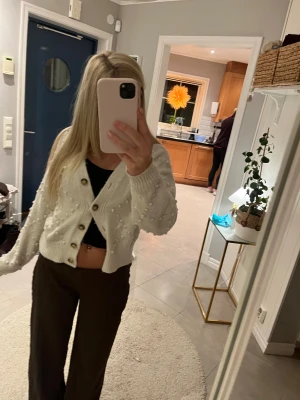 Byxor  - Skitsnygga byxor ifrån Nelly i brun, jättesköna och snygga går att klä upp och ner!!!