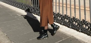 Svarta Dr. Martens boots med snörning - Säljer ett par klassiska svarta Dr. Martens boots med snörning och rund tå. Skorna har en platt sula med gul söm runt kanten och är tillverkade i blankt skinn. 