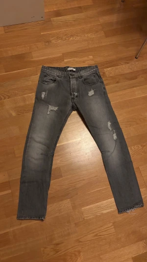 Balmain jeans - Grå Balmain jeans i stl 32