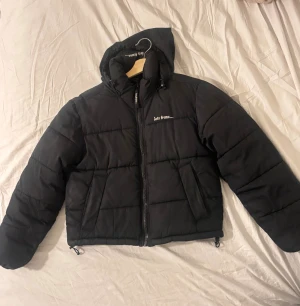 Svart pufferjacka från Iets Frans - Svart pufferjacka från Iets Frans. Perfekt för kalla dagar och riktigt snygg till streetwear-stilen.