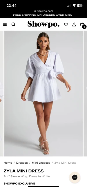 Student klänning - Superfin vit kort omlottklänning från Showpo med puffärmar och bred knytning i midjan. Aldrig använd med lappen kvar!!