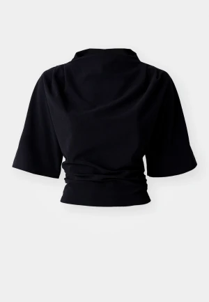 Svart blus, tajt vid midjan - Svart satin blus som är tajt vid midjan, aldrig använd. Från Gina tricot 💞