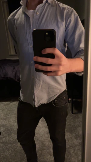 Ljusblå skjorta från Ralph Lauren - Säljer en stilren Ralph Lauren-skjorta i storlek 12. Skjortan är lite använd men fortfarande i hyfsat gott skick utan större slitage. Passar enligt min bedömning personer som är ca 150–163. Skriv gärna vid intresse