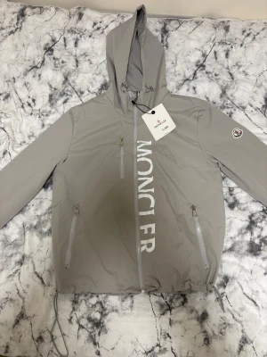 Moncler vindjacka - moncler vindjacka/windbreaker i unik färg