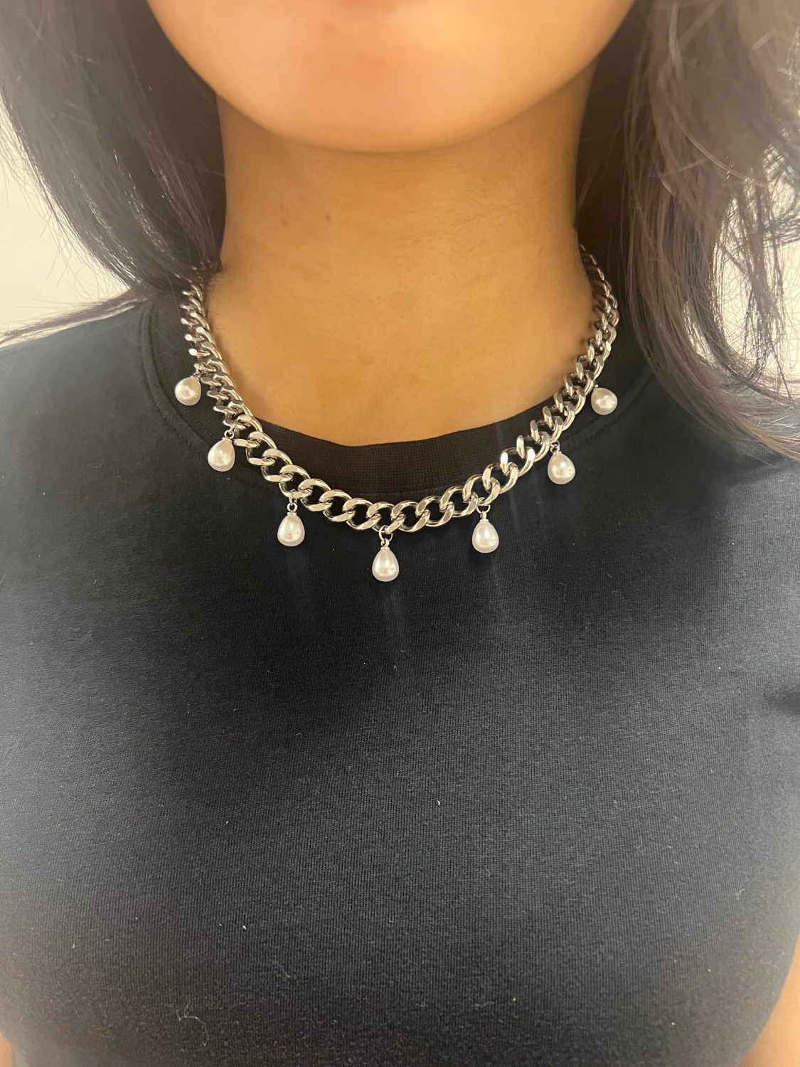 Silvrigt halsband med droppformade pärlor. - 1