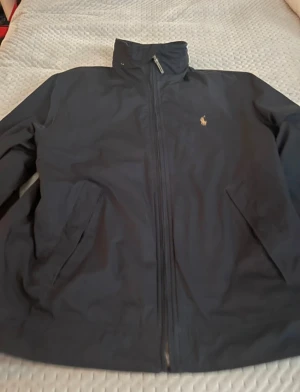 Svart vindjacka från Polo Ralph Lauren - Fet Ralph Lauren vindjacka, perfekt för lite blåsigare och kyligare väder.