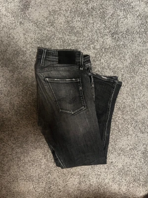 Replay Anbass jeans - Tjena, säljer nu feta replay jeans. Snygga med en distressed look. En flaw som lagats ordentligt hos en skräddare (bild 4). Nypris 1600kr. Hör gärna av dig vid funderingar 😊