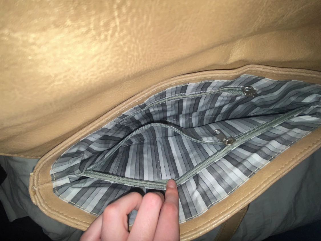 Beige axelväska i skinn med detaljer - 3