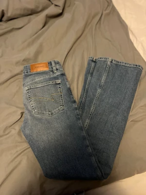 Blå bootcut jeans från Junkyard - Snygga blåa bootcut jeans från Junkyard stl XS. 