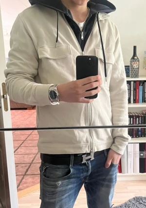 Beige zip hoodie med fickor - Säljer en beige overshirt med dragkedja och två stora bröstfickor. Clean, stilren look. Perfekt för dig som gillar enkel och stilren stil🌟