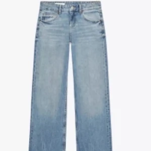 Ljusblå raka jeans med normal passform - Snygga ljusblå jeans med rak siluett och klassisk femficksdesign. Jeansen har normal midja och är tillverkade i mjukt denimtyg som ger en avslappnad vibe. Perfekta att matcha med sneakers eller boots för en cool look.