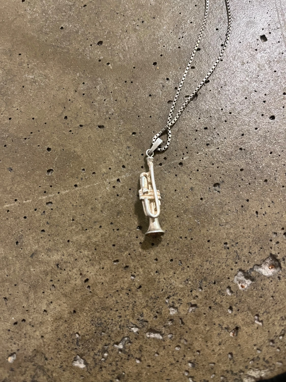 Halsband med trumpetberlock i silver - 1