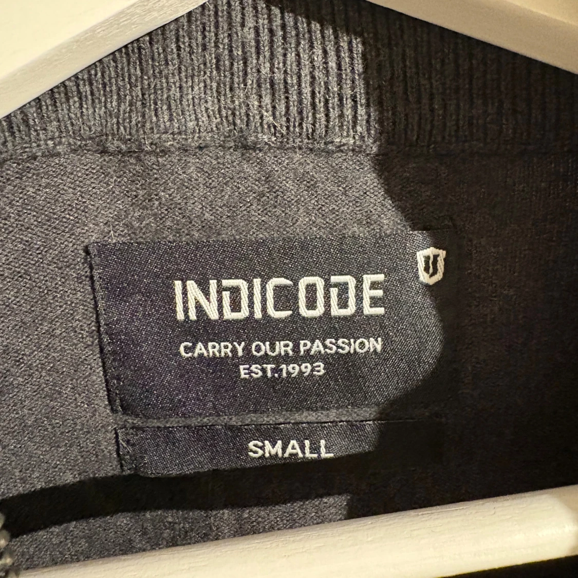 Mörkgrå half zip tröja från Indiccode - 1