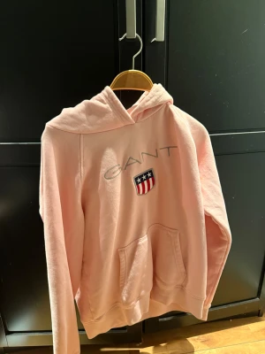Ljusrosa hoodie från GANT - Säljer en ljusrosa hoodie från GANT med broderad logga. Jätte mysig och skönt material, stl S 🥰