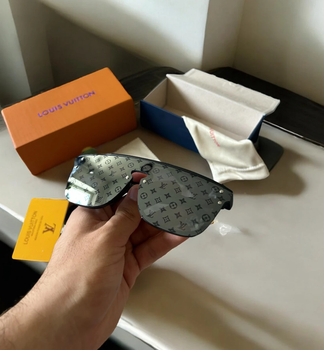 Louis Vuitton svarta monogram solglasögon - 4