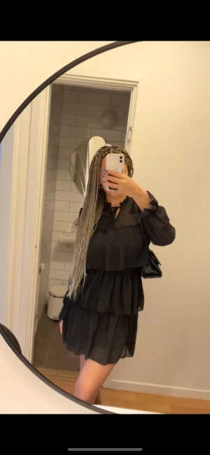 Svart volangklänning med långa ärmar - Säljer en svart kort volangklänning med långa ärmar och flera lager i kjolen. Klänningen har en luftig och flowy känsla, perfekt för dig som gillar en chic look. För att se hela klänningen klicka på bilden💕