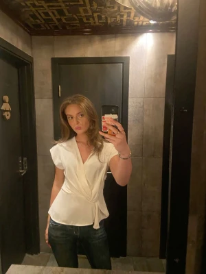 Vit Zara bluse  - Kontakta mig för fler bilder 🩷!! Säljer min superfina Zara bluse då den tyvärr inte kommer till användning nå mer 