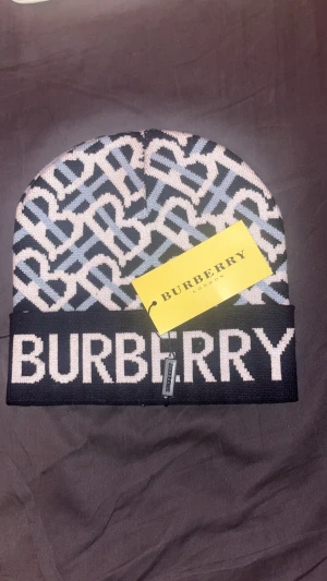 BB mössa - Burberry mössa helt ny.
