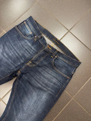 Nudie Jeans - Nudie Jeans. Storlek 34/32. Skick 9/10. Nypris 2000, mitt pris 429. Hör av dig vid frågor o funderingar!