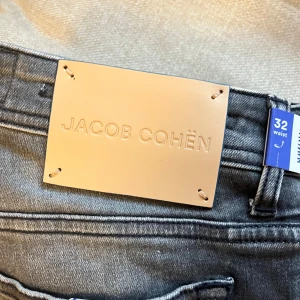 Jacob cohën bard  - Jacob cohën jeans,BRAND NEW, en av dom senaste modellerna 👍 , väldigt snygga jeans med en extremt clean back tag. Modellen bär W 32 och är 180 cm 75 kg, sitter perfekt på honom!  Måtten är A: 39.5 cm B:106 cm. Modell av jeansen är Bard  . Vilket är en väldigt exklusiv modell. ✌️ gör ett bundle med produkten och få väldigt bra pris 🌟