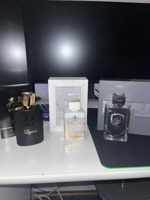 Rensning i parfym samlingen  - Rensning av parfymer   Rensar lite i parfym samlingen     Fragrance World Legion (PDM Oajan) 85/100 ml     Lattafa Bade’e Al Oud Honor & Glory 90/100 ml     Lattafa Liam Grey (BDK Gris Chanel) 85/100 ml     Som sagt vill rensa lite i samlingen   Säljer varje för 200kr styck (Pris går att diskuteras)     Frakt tillkommer vid köp     Hör av dig om du känner dig intresserad eller har frågor!