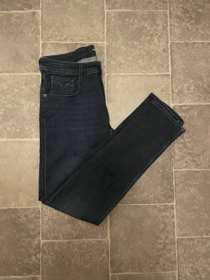 Replay Anbass jeans - •10/10 skick - helt nya✅ •Storlek W32, L32📏 •Inkluderat - jeans👖 •Fraktar inom 24h📦 •Nypris - ca 1600 SEK💸