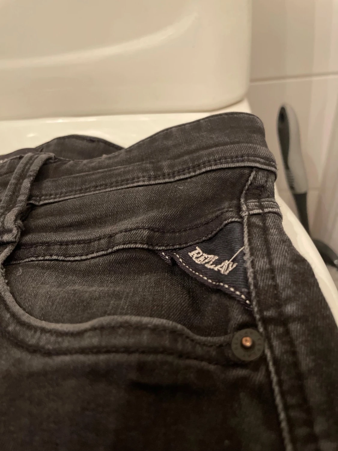 Säljer mina svarta AMBASS Reaplay jeans nu för 349kr - 1