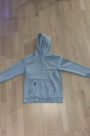 Boss Hoodie baby blå - Ljusblå Boss hoodie som ni kan se där uppe på bilderna. Mycket fin och knappt använd. Priset kan såklart diskuteras vid snabb affär så va inte blyg  och hör av dig vid minsta intresse! ⭐️