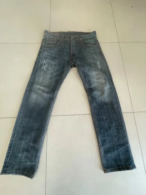 Levi's jeans  - Ett par jeans i okänd storlek samt modell… skulle tippa på size 32.