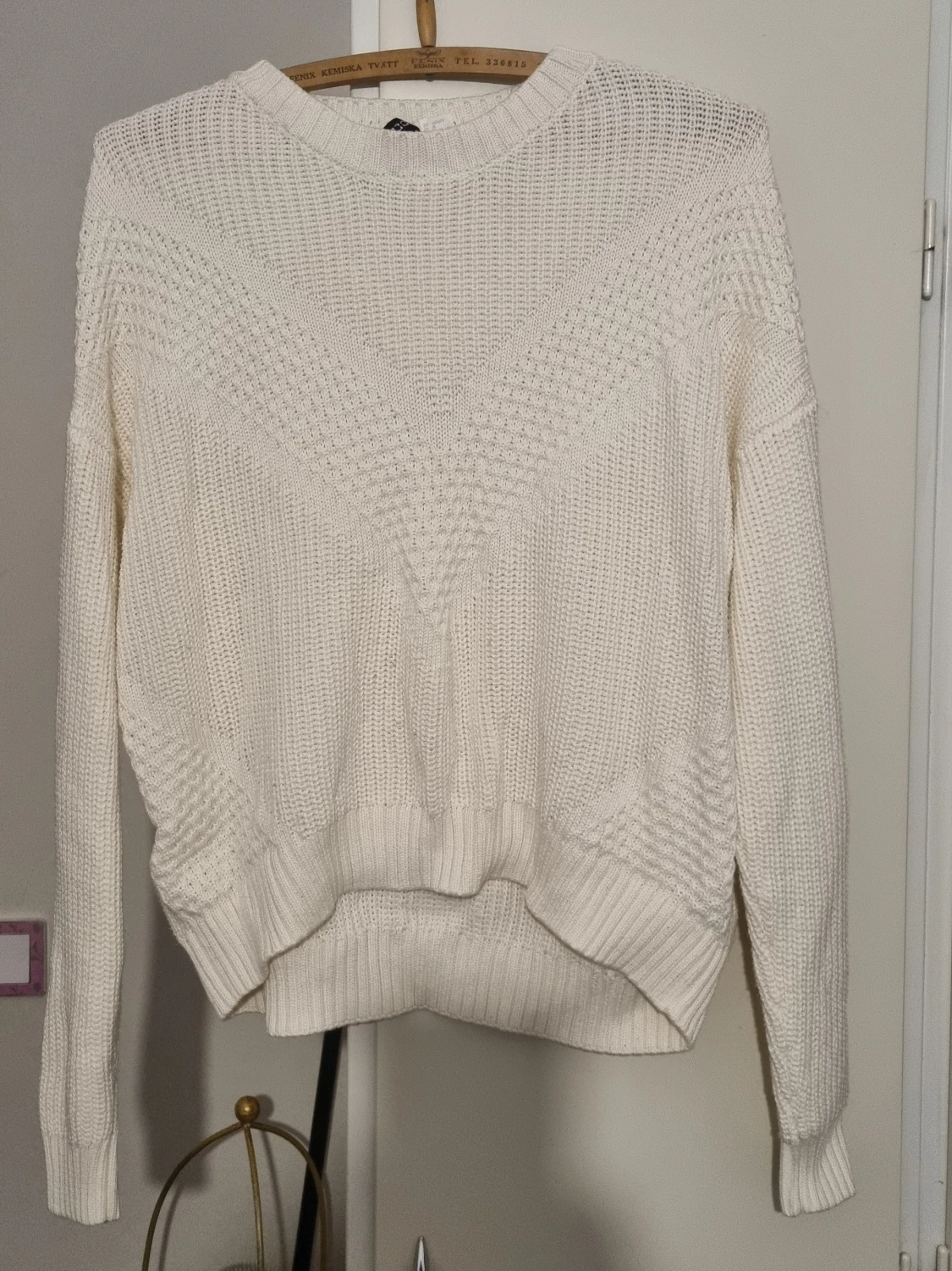 Vit stickad tröja med strukturmönster