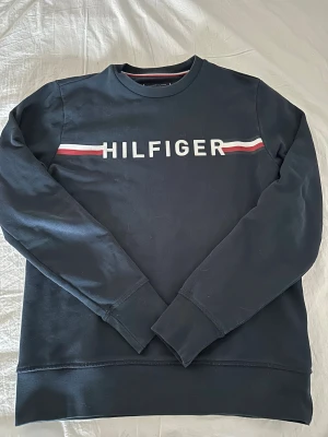 Tommy Hilfiger tröja - En snygg tröja från tommy hilfiger. Använd rätt mycket men är i gott skick. Storlek M men den sitter lite tajtare än en vanlig M.