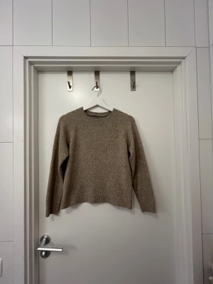 Beige stickad tröja från Vero Moda - Beige stickad tröja från Vero Moda i storlek Small. Knappt använd i väldigt bra skick💕