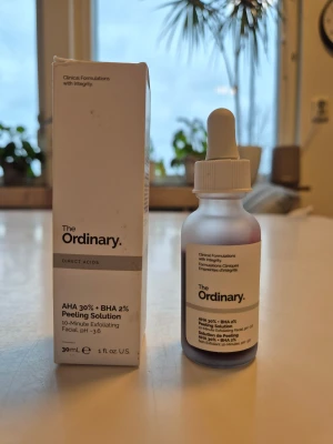 The Ordinary AHA 30% + BHA 2% Peeling Solution - The Ordinary AHA 30% + BHA 2% Peeling Solution. Lösningen är mörkröd och används som exfolierande ansiktsmask i 10 minuter. Perfekt för dig som vill boosta din hudrutin med syror. Testad men passar tyvärr inte min hy.
