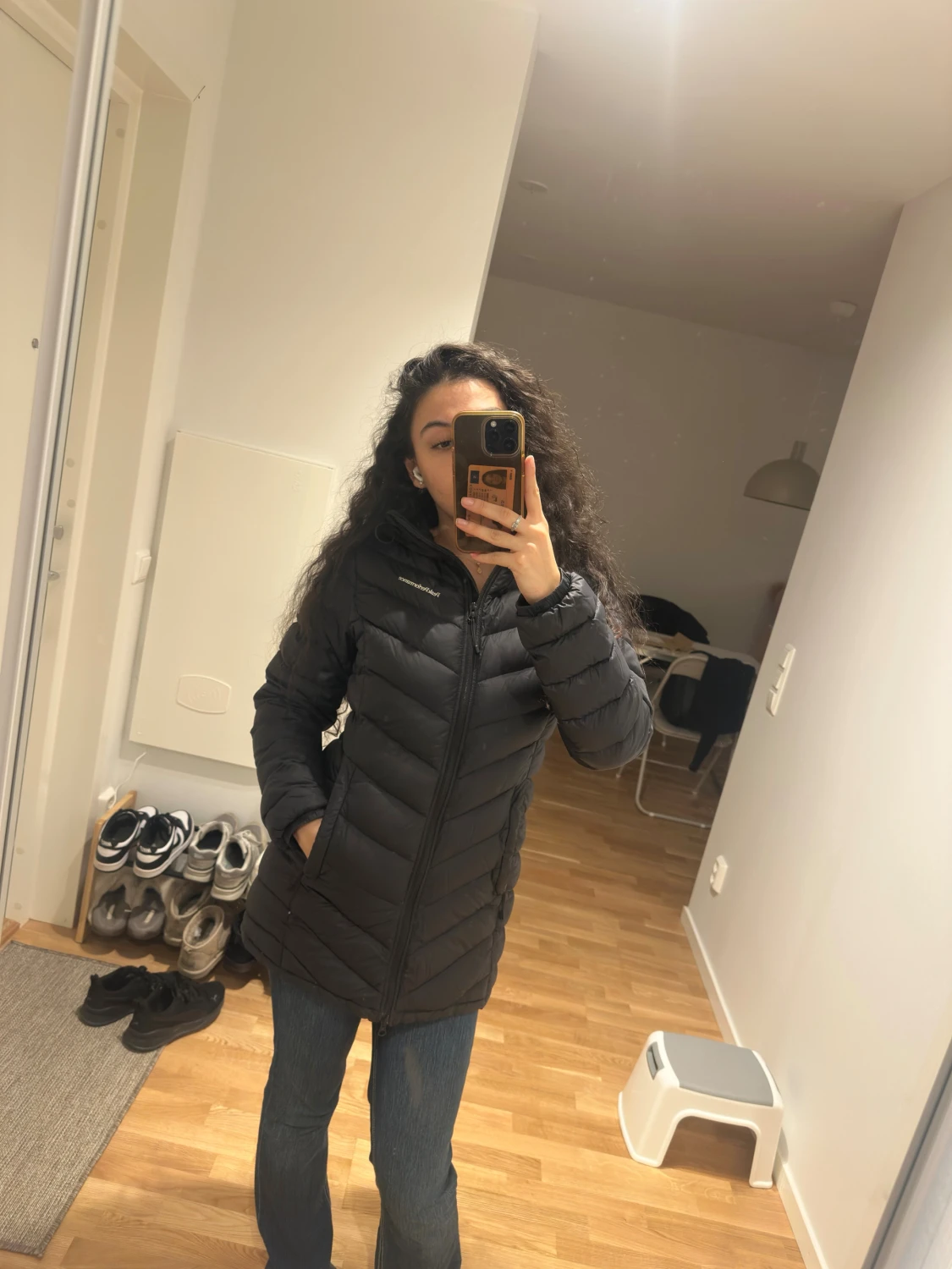 Svart lång dunjacka från Peak Performance 