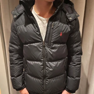 Ralph lauren jacka  - Säljer denna Polo Ralph Lauren jackan. Passar perfekt nu till vintern. Skick 9/10 sprillans ny inga synliga defekter. Nypris ligger runt 6000kr men säljer nu för 2800kr Hör gärna av er vid minsta lilla fundering. 