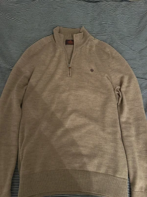 Beige merinoullströja från Morris  - Snygg beige stickad tröja från Morris i 100% merinoull. Mycket bra skick. Storleken är som en M då den har krympt i tvätten. Nypris: 1799kr