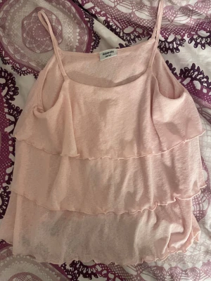 Rosa volang topp - Mer rosa i verkligheten💞 super söt ☺️ storlek motsvara ungefär XS💞
