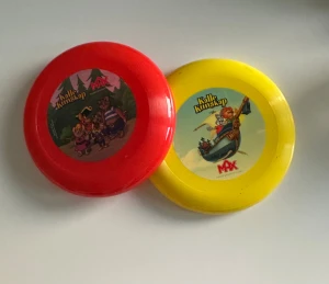 2-pack frisbees - En röd och en gul frisbee med Kalle Kunskap motiv från Max.  Kolla gärna mina andra annonser också, kan samfrakta med fler saker om du vill! Går även att hämta fysiskt i Stockholm  