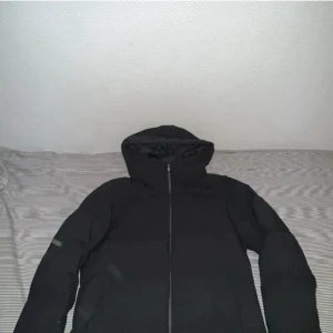 Uniqlo Dunjacka - Tjena säljer denna jacka aldrig använd beställde den och när jag fick hem den så passade den mig inte köpte den för 1800 och perfekt inför vintern
