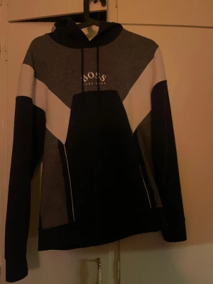 Grå och svart hoodie från Hugo Boss - Mörk blå Hoodie BOSS .Som ny skick då inte använd darför säljer jag också sällsynt modell nypris 3000kr ELLOS