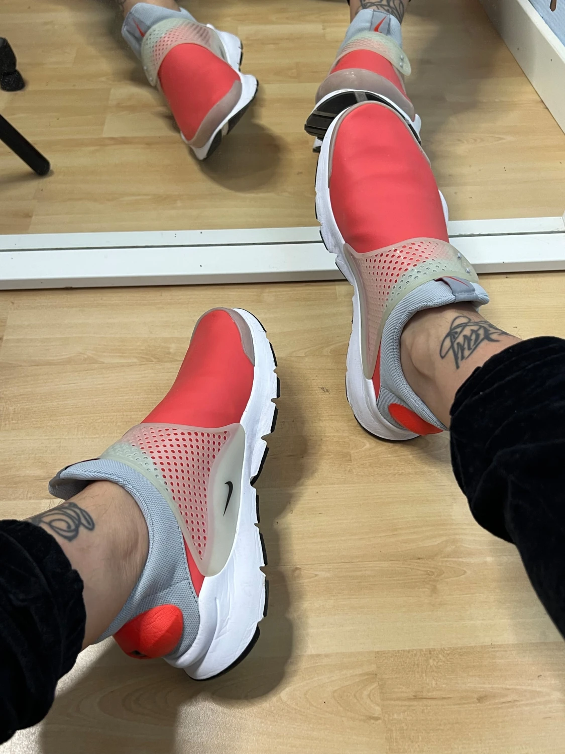 Nike Sock Dart röd och grå sneakers