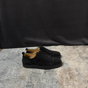 Louboutin skor - Hej, säljer dessa Christian Louboutin Louis junior | Storlek: 40 | Passar: 41 | Skick: Bra | Kommer utan Box | Tveka inte att höra av dig vid frågor eller funderingar😊