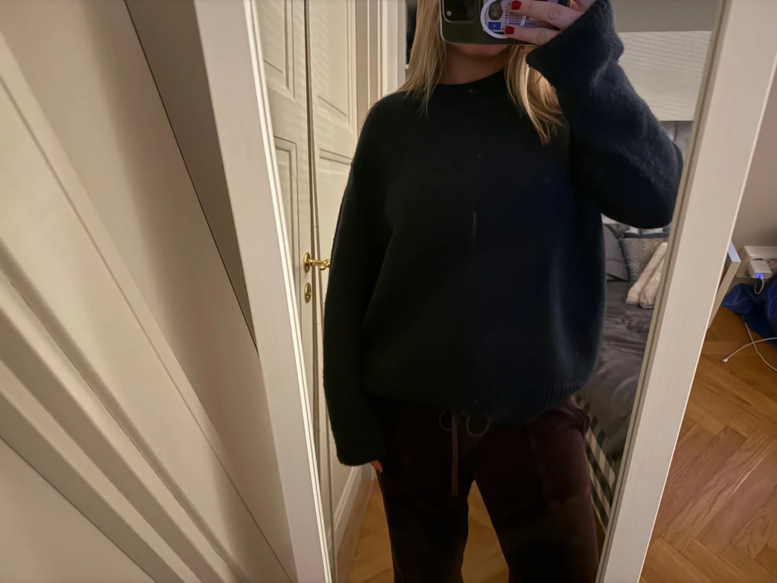 Mörkblå stickad tröja i loose fit - 2