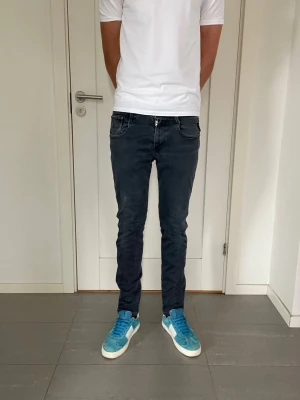Replay Jeans  - Säljer nu dessa Replay Jeans i grå/mörkblå färg, W29 och L32, skriv för fler bilder/frågor🙌🏼
